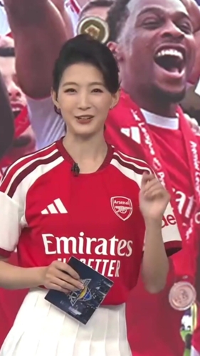 活力四射，美极了😍！天足美女主持雪儿身穿阿森纳球衣
